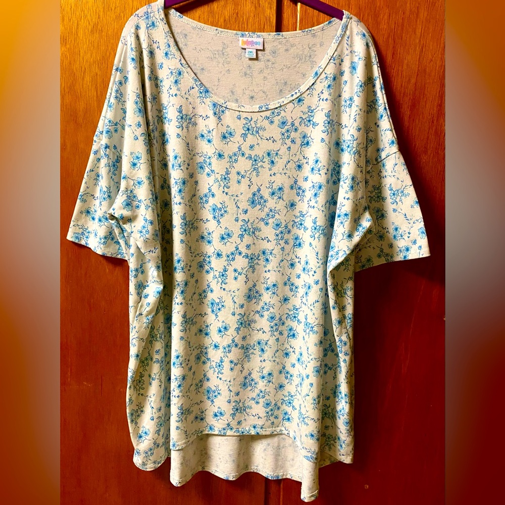 LuLaRoe  Floral “Irma” Tunic
(Retired Style; no longer in production)